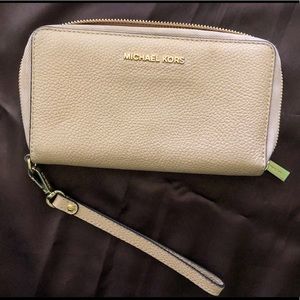 MICHAEL KORS Large Leather Wristlet